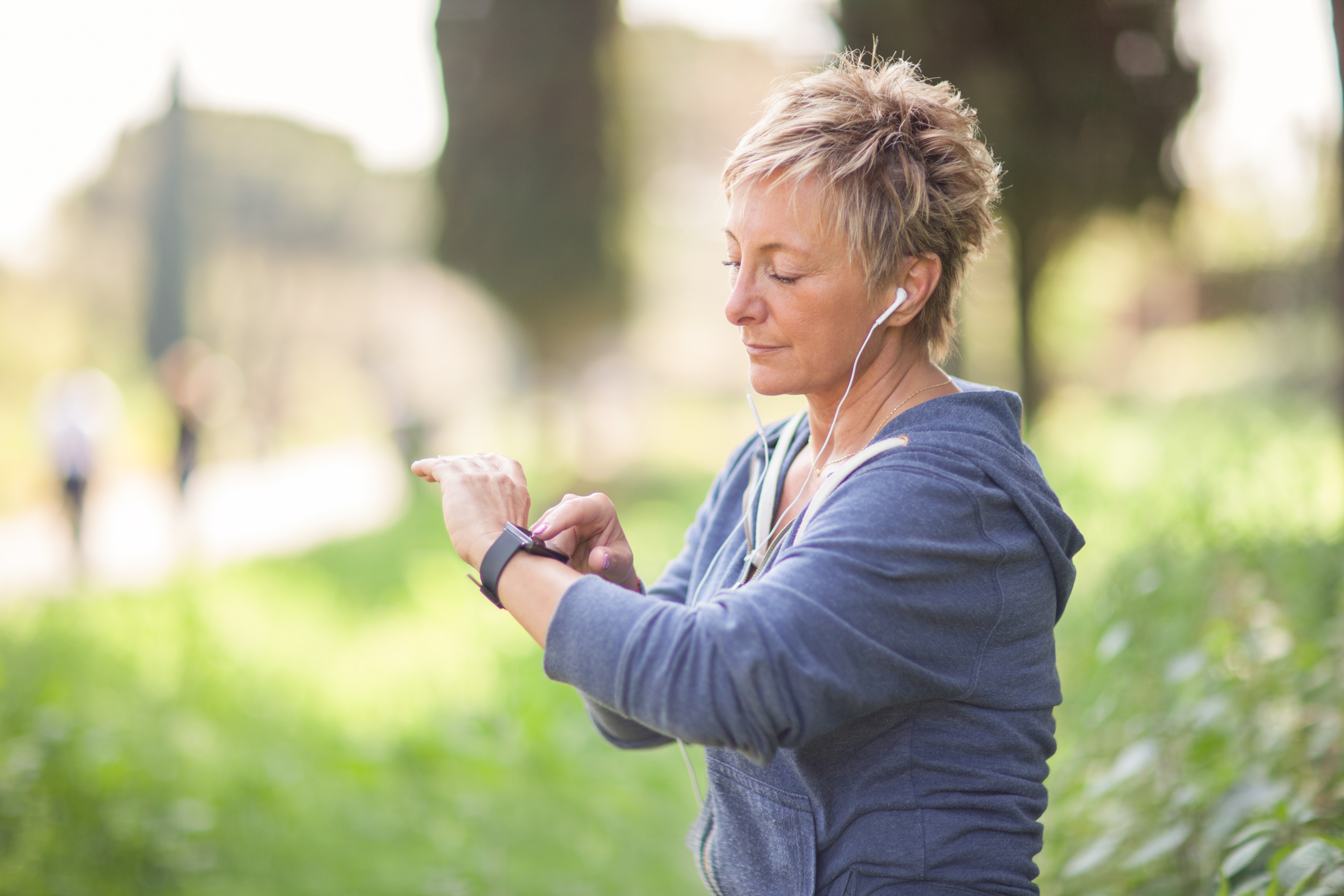 Donna con occhiali da sole che applica rossetto Donna con occhiali da sole che applica rossetto
